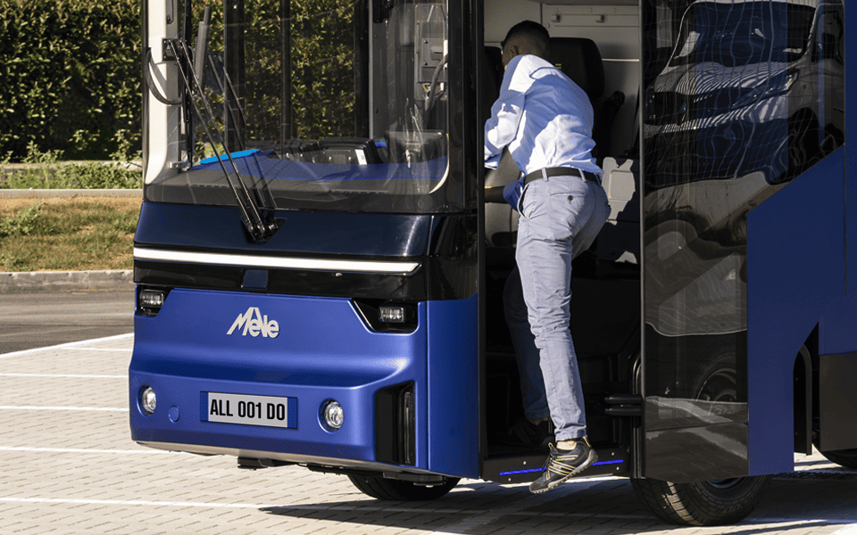 Automatic sliding door